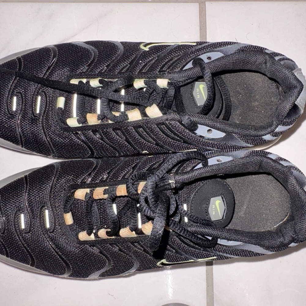 Nike Kids Black and Gray Sneakers